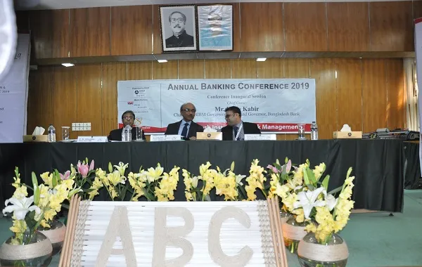 বেসরকারি ঋণের প্রবাহ বাড়াতে নতুন খাত বের করতে হবে: গভর্নর