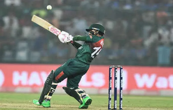 মুশফিকের লড়াইয়ের পরও মাঝারি পুঁজি