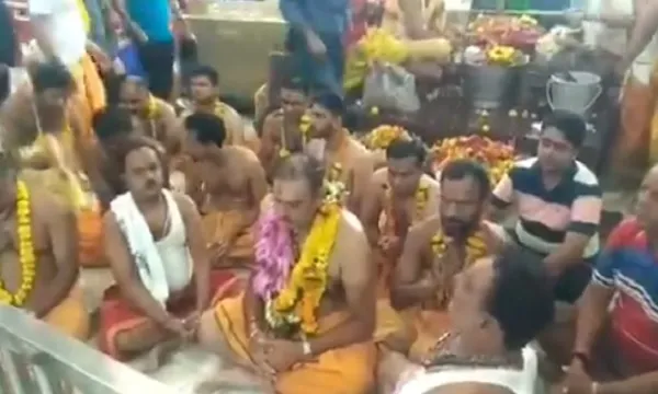 গোলাপি টেস্টের আগে মন্দিরে রবি শাস্ত্রী