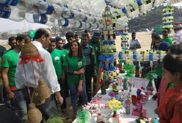 কুড়িয়ে সংগ্রহ করা ত্রিশ লাখ প্লাস্টিক বোতল দিয়ে প্রদর্শনী