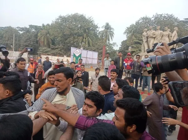 ঢাবিতে সাধারণ ছাত্র অধিকার পরিষদের সঙ্গে মুক্তিযুদ্ধ মঞ্চের সংঘর্ষ