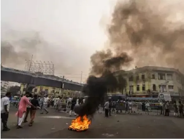 নাগরিকত্ব আইনের বিরুদ্ধে পশ্চিমবঙ্গেও সহিংসতা, শান্তির আহ্বান মমতার