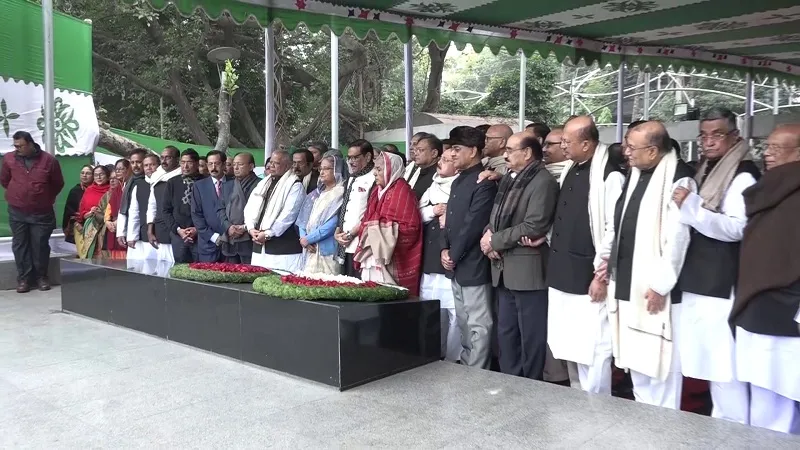 প্রধানমন্ত্রী শেখ হাসিনা-ধানমন্ডি ৩২-জাতির পিতার প্রতিকৃতি