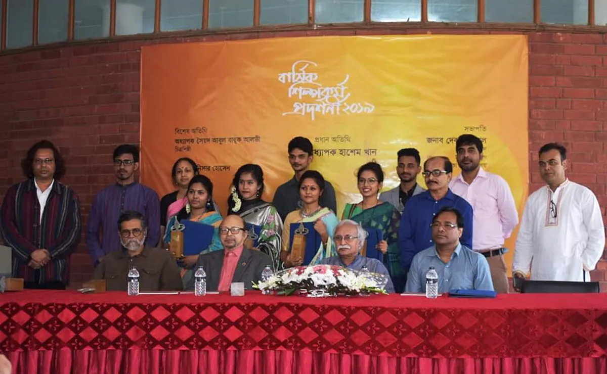 চারুকলায় চলছে মৃৎশিল্প প্রদর্শনী