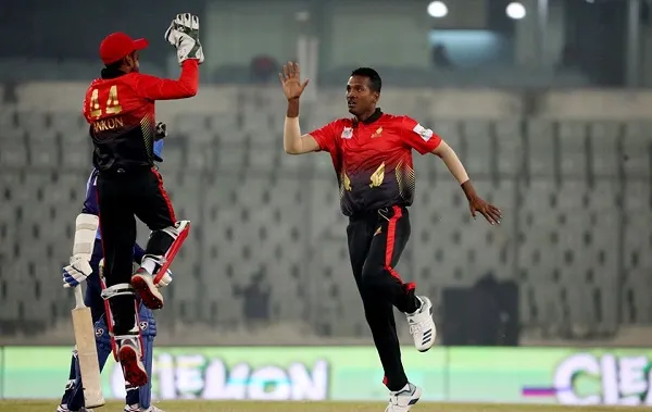 শানাকা ঝড়ের পর বোলিং তোপ, সহজ জয় কুমিল্লার