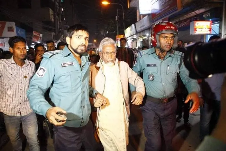 দৈনিক সংগ্রাম সম্পাদককে পুলিশে সোপর্দ, কার্যালয়ে তালা