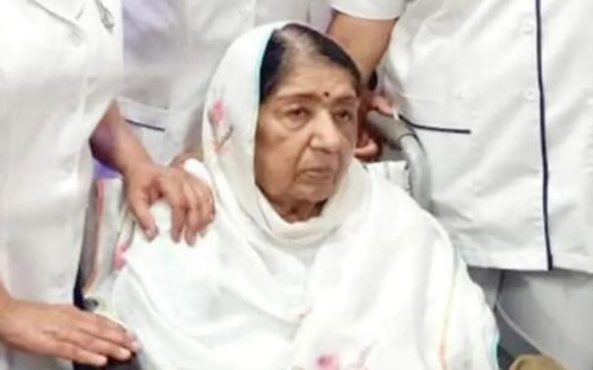 এক মাস পর বাড়ি ফিরলেন লতা