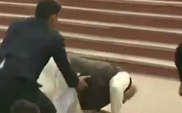 উল্টে পড়ে গেলেন নরেন্দ্র মোদি
