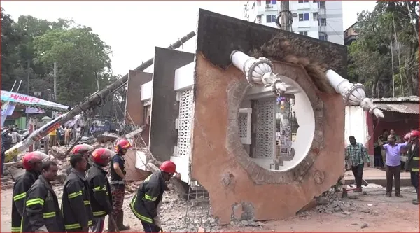 রাস্তায় ধসে পড়লো মসজিদের মিনার, দুই পথচারী আহত