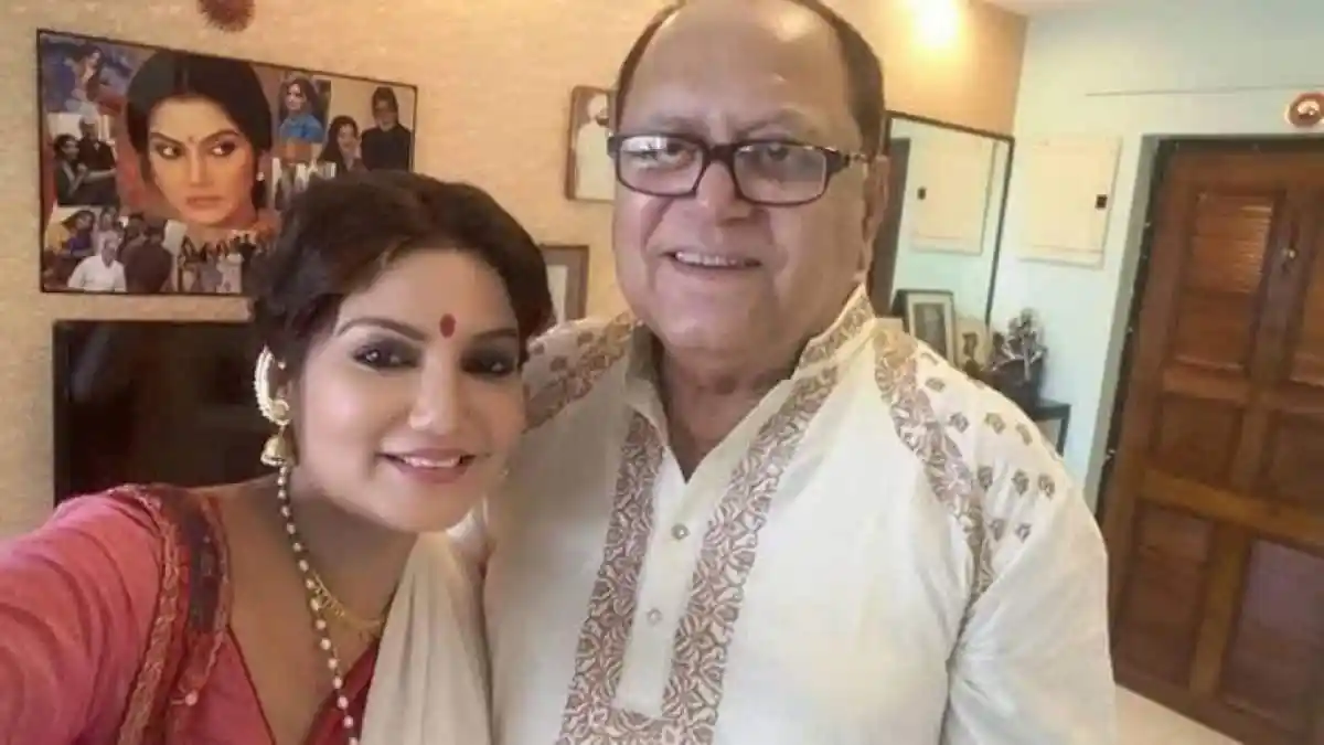 অভিনেতা দীপঙ্কর ও তার পরিবারের সঙ্গে ছবি. Channel i News - চ্যানেল আই নিউজ
