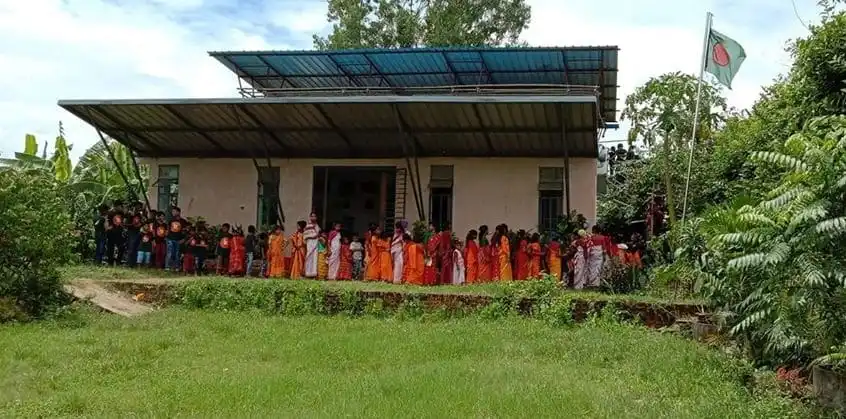 শিক্ষার্থীরা স্বপ্ননগর বিদ্যানিকেতনের ভবনের সামনে দাঁড়িয়ে রয়েছে. Channel i News - চ্যানেল আই নিউজ
