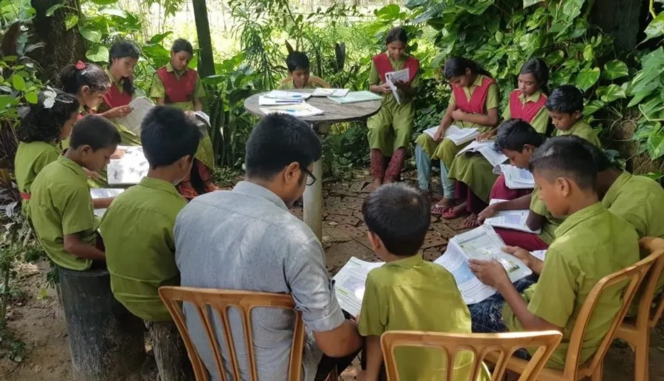 বাগানে শিক্ষার্থীরা বই পড়ছে, শিক্ষকদের সঙ্গে আলোচনা করছে. Channel i News - চ্যানেল আই নিউজ