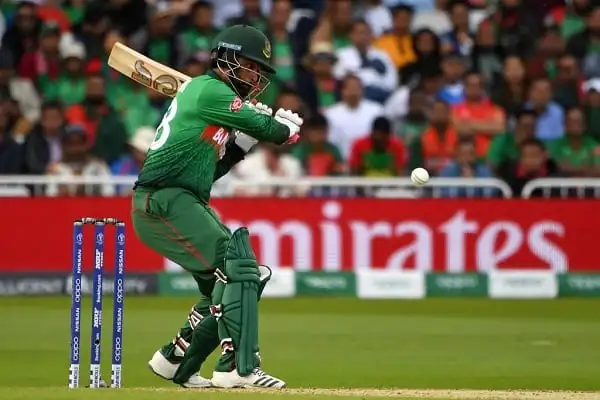 বাংলাদেশ ক্রিকেটার তামিম ইকবাল ব্যাটিং করছেন, মাঠে খেলছেন. Channel i News - চ্যানেল আই নিউজ