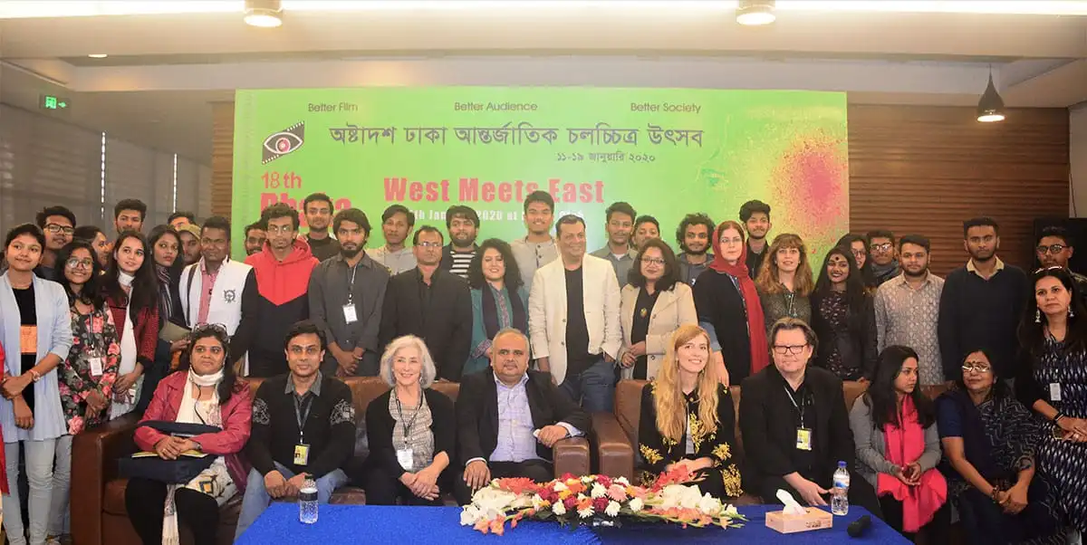 বাংলাদেশের বিভিন্ন পেশার মানুষ একত্রিত, আলোচনা ও মতবিনিময় করছে. Channel i News - চ্যানেল আই নিউজ