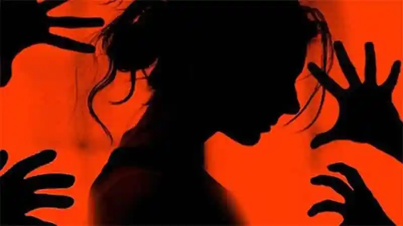 অস্তিত্বের জন্য সংগ্রামরত এক নারীর silhouette ছবি. Channel i News - চ্যানেল আই নিউজ