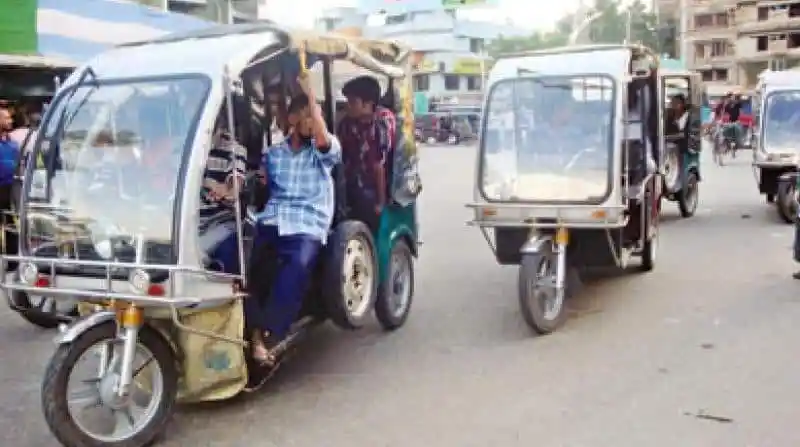 টাঙ্গাইলে অটোরিক্সার ধাক্কায় একজন নারী আহত, হাসপাতালে নেওয়া হচ্ছে. Channel i News - চ্যানেল আই নিউজ