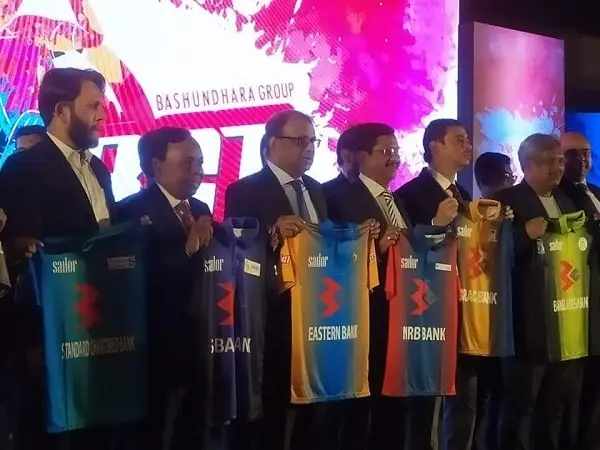 ব্যাংকাররা ক্রিকেট খেলছেন, অনুষ্ঠানে অংশগ্রহণকারীরা উপস্থিত. Channel i News - চ্যানেল আই নিউজ