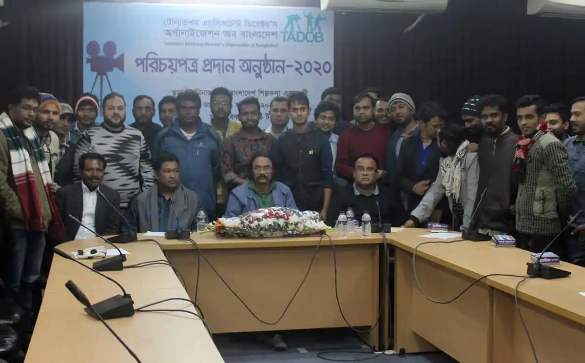 অনুষ্ঠানে অংশগ্রহণকারী ও প্রশিক্ষকরা একসঙ্গে ছবি তুলছেন. Channel i News - চ্যানেল আই নিউজ