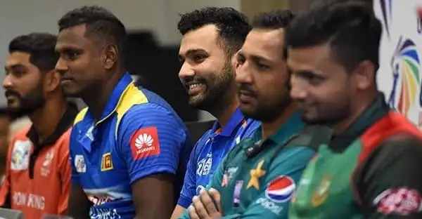 বিশ্বকাপ ক্রিকেটে অংশগ্রহণকারী ক্রিকেটাররা হাসিমুখে একসঙ্গে দাঁড়িয়ে. Channel i News - চ্যানেল আই নিউজ