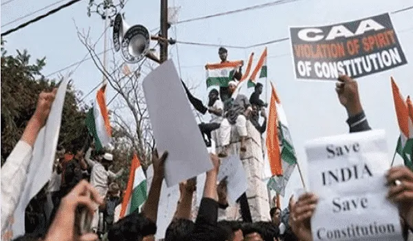 নাগরিকত্ব আইনের বিরুদ্ধে প্রতিবাদে ভারতের জনতা, পতাকা ও প্ল্যাকার্ড হাতে. Channel i News - চ্যানেল আই নিউজ