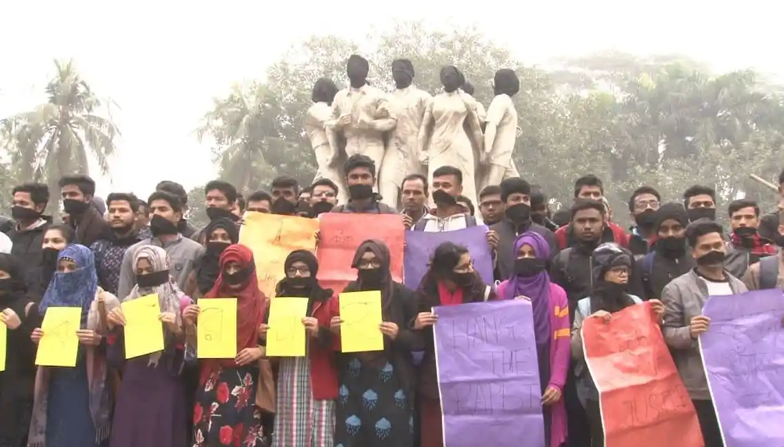 শিক্ষার্থীরা বিক্ষোভে অংশগ্রহণ করে প্রতিবাদ জানাচ্ছে।. Channel i News - চ্যানেল আই নিউজ