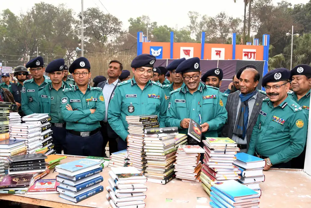 বইমেলায় পুলিশ ও দর্শনার্থীদের নিরাপত্তা ব্যবস্থা দৃশ্য. Channel i News - চ্যানেল আই নিউজ
