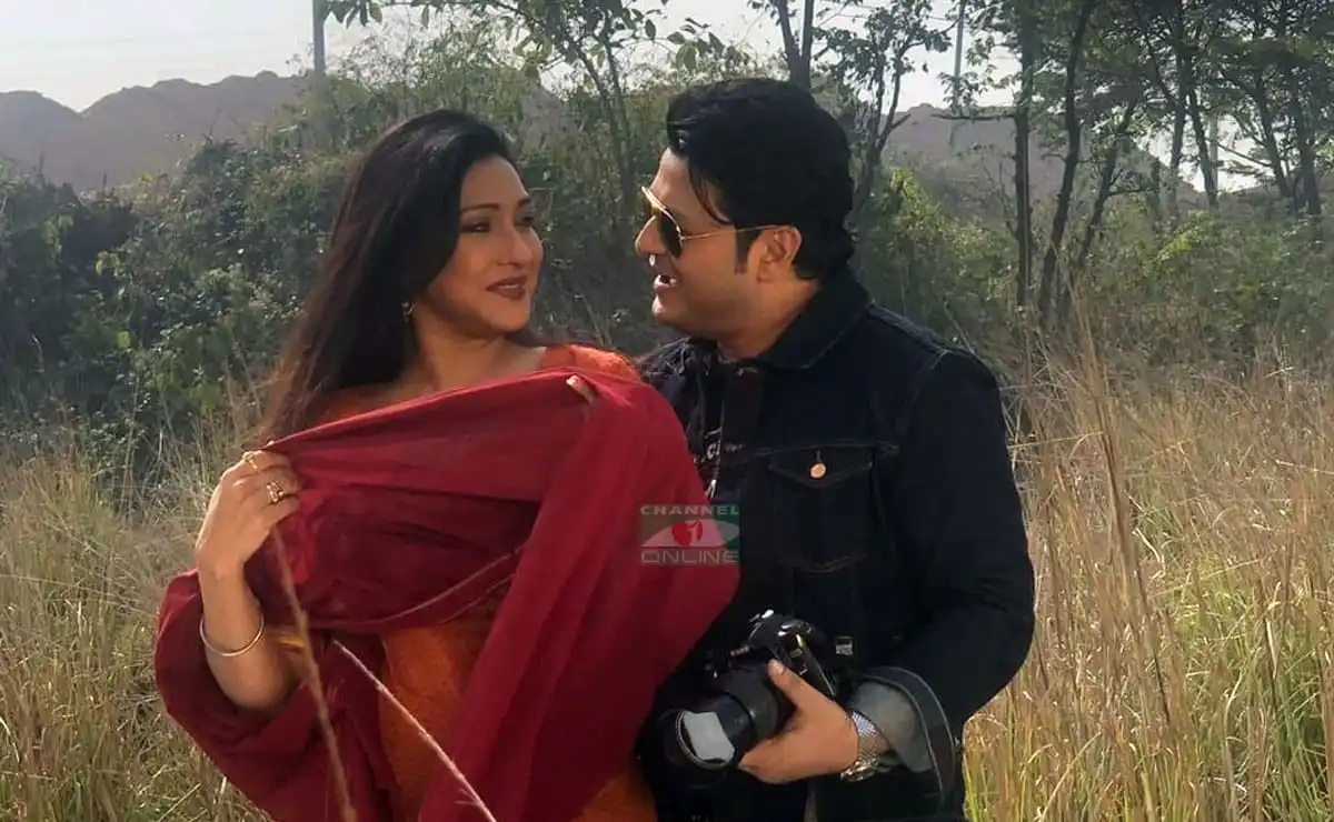 ঋতুপর্ণা ও তার সহকর্মীর হাস্যোজ্জ্বল মুহূর্ত. Channel i News - চ্যানেল আই নিউজ