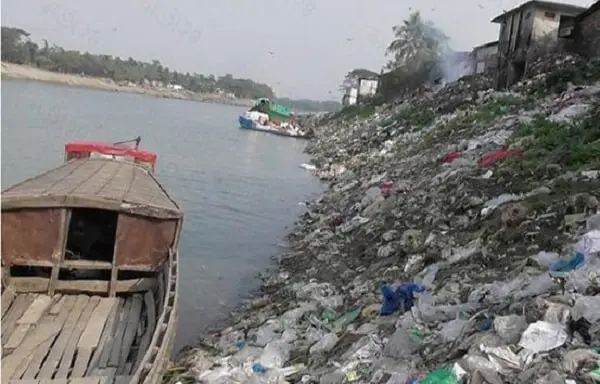 নদীর তীরের আবর্জনা ও দূষিত পরিবেশের ছবি. Channel i News - চ্যানেল আই নিউজ