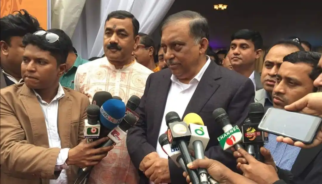 স্বরাষ্ট্রমন্ত্রী নির্বাচন পরিস্থিতি নিয়ে সাংবাদিকদের প্রশ্নের উত্তর দিচ্ছেন. Channel i News - চ্যানেল আই নিউজ