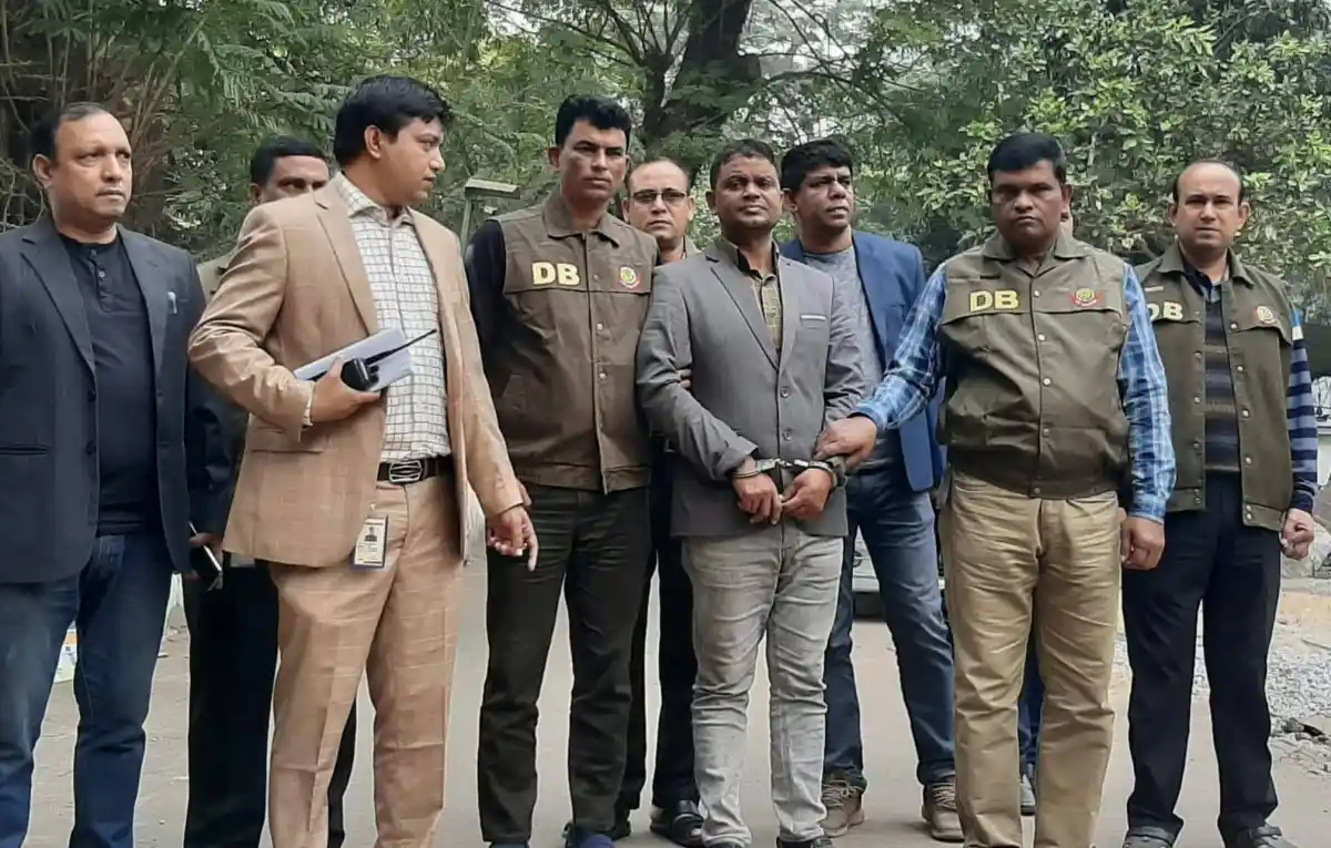 ডিবি সদস্যরা অস্ত্রের বৈধতা ও অবৈধতা তদন্ত করছে. Channel i News - চ্যানেল আই নিউজ
