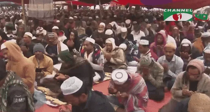 বিশ্ব ইজতেমা উপলক্ষে মুসল্লিরা একত্রে নামাজ আদায় করছেন. Channel i News - চ্যানেল আই নিউজ