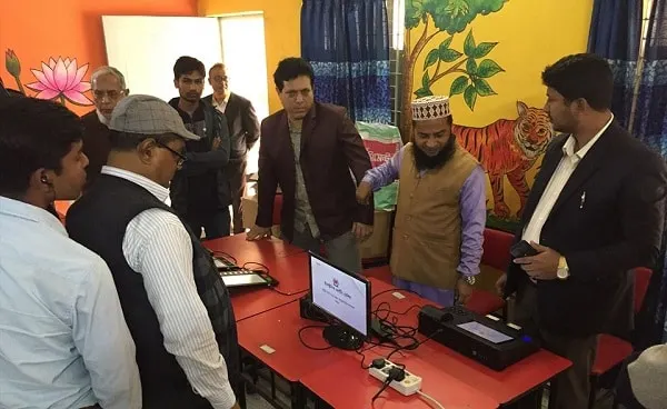 ভোটাররা ইভিএমের মাধ্যমে ভোট দিচ্ছেন, ভোটের স্বাচ্ছন্দ্য দেখাচ্ছে।. Channel i News - চ্যানেল আই নিউজ