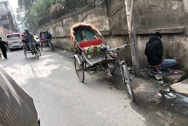 বাইরে রিকশা ও পথচারীদের সঙ্গে রাস্তার দৃশ্য, ঢাকার রাস্তায়. Channel i News - চ্যানেল আই নিউজ