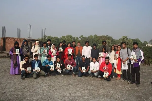 জাবি’র নবীন শিক্ষার্থীরা বঙ্গবন্ধুর অসমাপ্ত আত্মজীবনী গ্রহণ করছে. Channel i News - চ্যানেল আই নিউজ