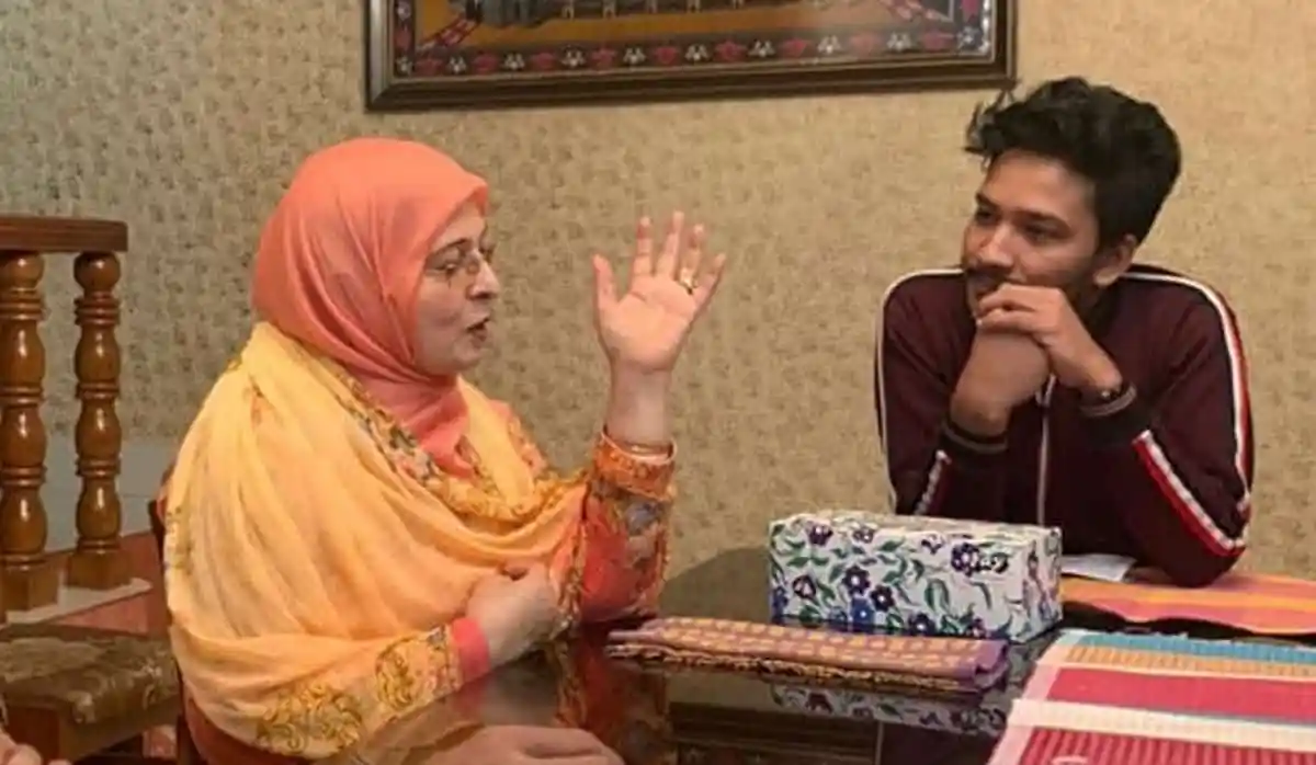 শাবানা ও যুবক একসাথে বসে আলোচনা করছে, বাংলার সংবাদ পরিবেশনা. Channel i News - চ্যানেল আই নিউজ