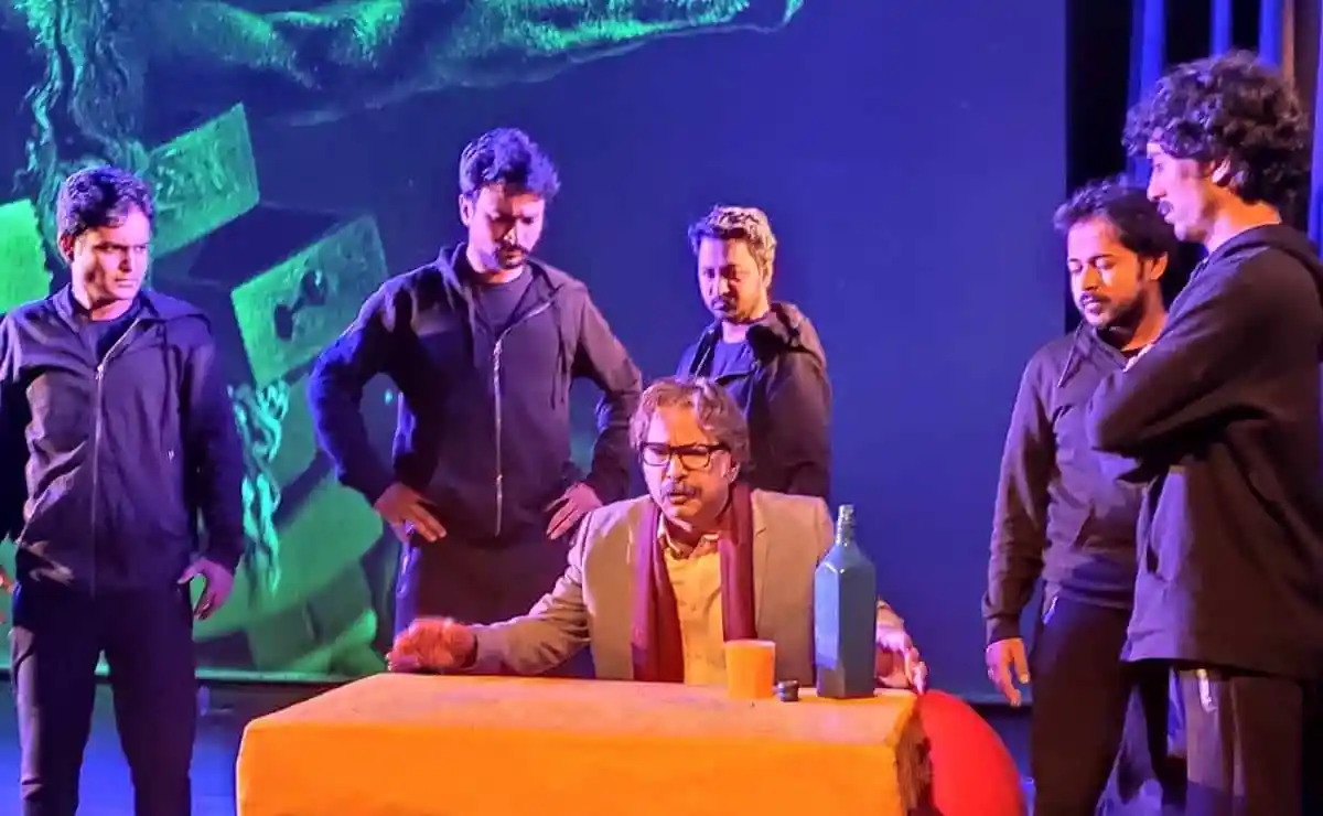 নাট্যশিল্পীরা বন্দর নগরীতে নাট্য পরিবেশনা করছে. Channel i News - চ্যানেল আই নিউজ