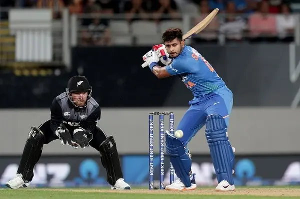 ভারতীয় ক্রিকেটার কোহলি ব্যাটিং করছেন, উইকেটের সামনে খেলছেন. Channel i News - চ্যানেল আই নিউজ