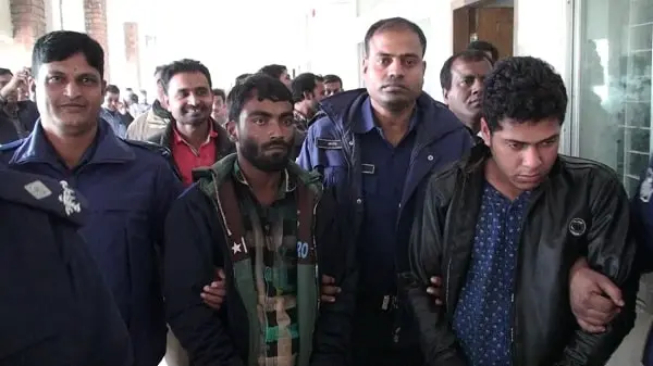 তদন্তে জড়িত সন্দেহভাজন দুই আসামি আদালত ভবনে।. Channel i News - চ্যানেল আই নিউজ