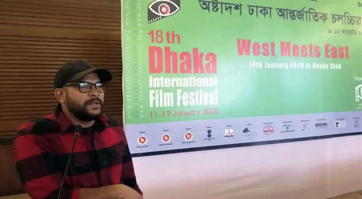 ঢাকা আন্তর্জাতিক চলচ্চিত্র উৎসবের উদ্বোধনী অনুষ্ঠানে উপস্থিত একজন ব্যক্তি. Channel i News - চ্যানেল আই নিউজ