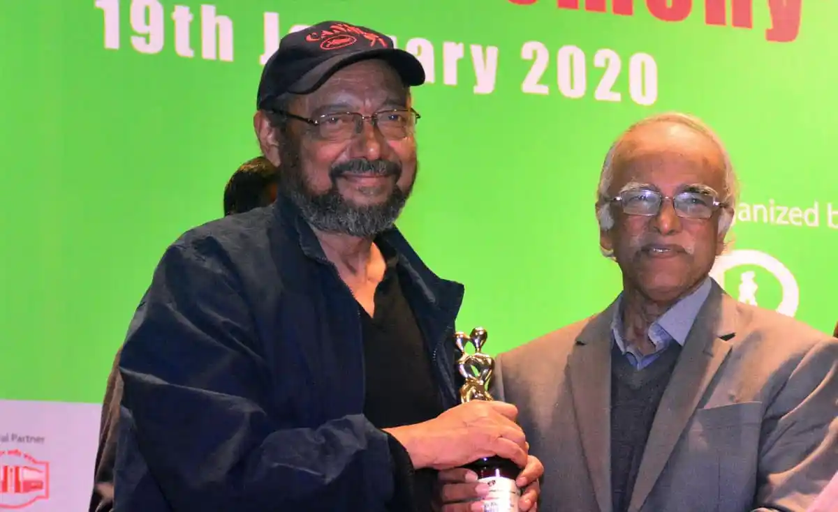 সৃজিত মুখার্জি ও অঞ্জন দত্তের মধ্যে পুরস্কার বিতরণ অনুষ্ঠান. Channel i News - চ্যানেল আই নিউজ