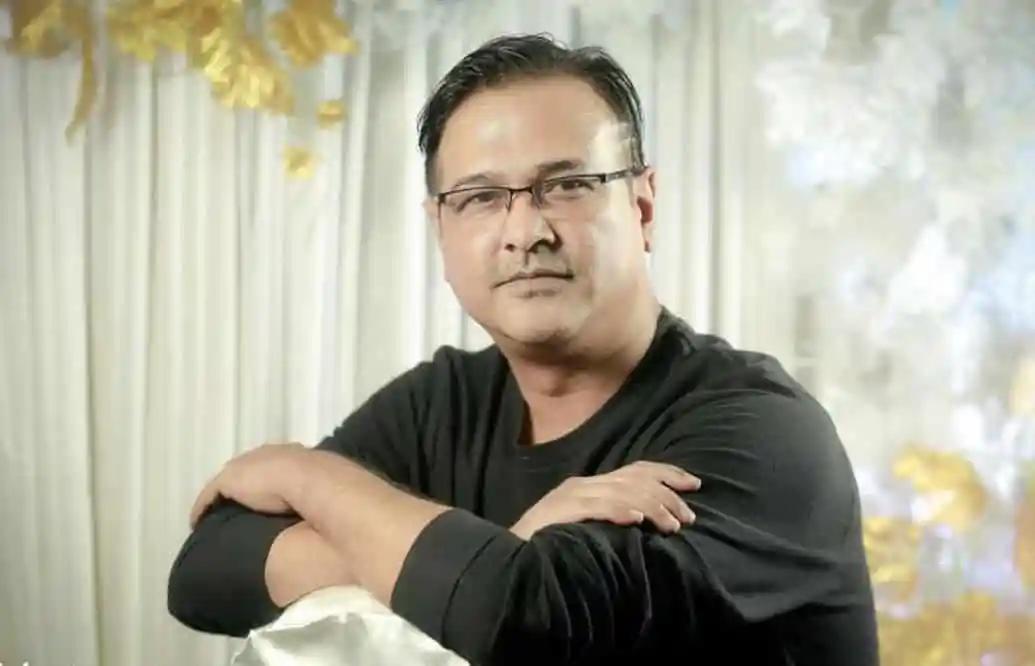 আসিফের ছবি, তিনি কালো পোশাক পরেছেন এবং চোখে চশমা পরেছেন. Channel i News - চ্যানেল আই নিউজ