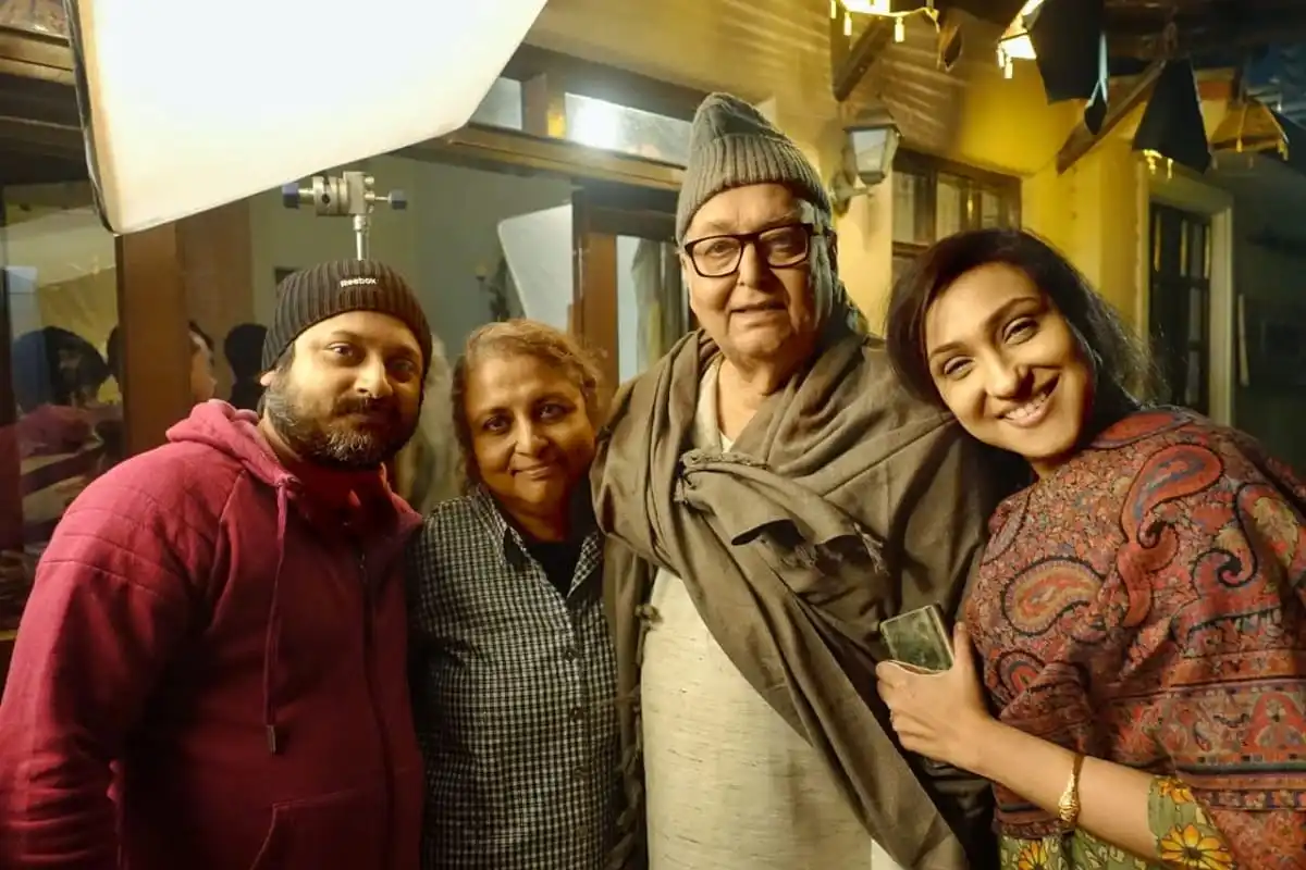 বেলাশেষে'র শুটিং সেটে চারজন অভিনেতা ও কলাকুশলী. Channel i News - চ্যানেল আই নিউজ
