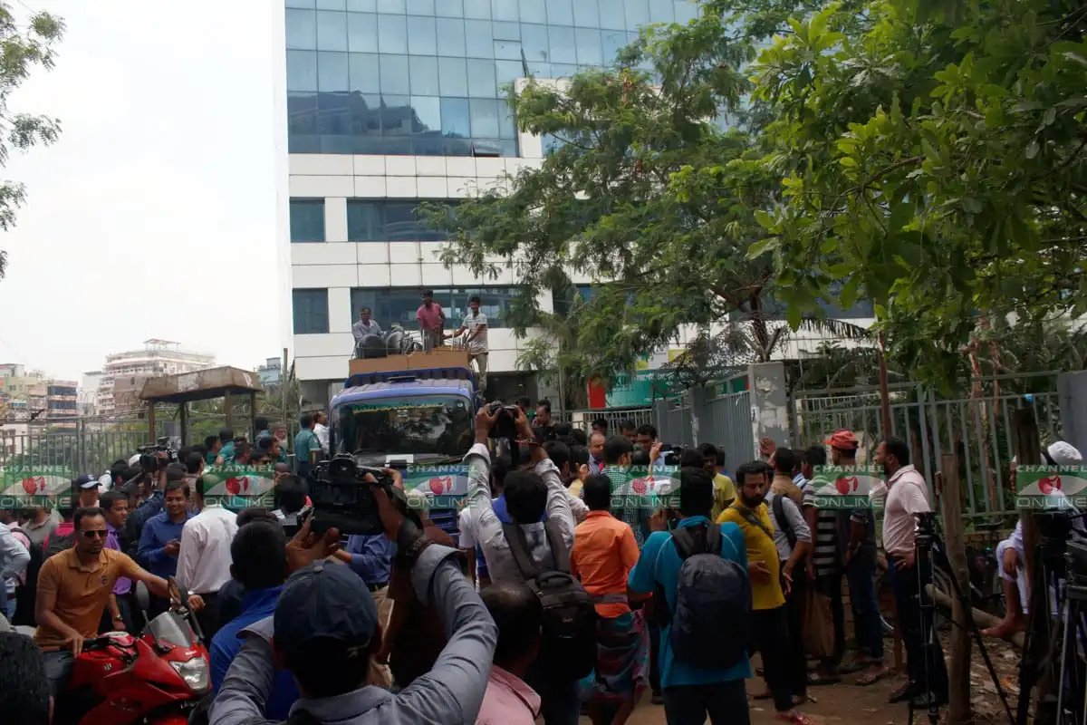 বিজিএমইএ ভবন ভাঙার জন্য শ্রমিক ও শ্রমিকরা কাজ করছে. Channel i News - চ্যানেল আই নিউজ