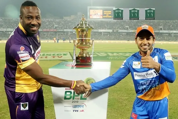 দুই ক্রিকেটার ট্রফি হাতে নিয়ে শুভেচ্ছা বিনিময় করছেন. Channel i News - চ্যানেল আই নিউজ
