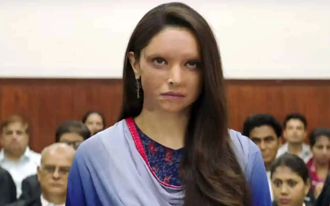 একজন নারী আদালত কক্ষে দাঁড়িয়ে আছেন, পেছনে দর্শক ও বিচারকরা. Channel i News - চ্যানেল আই নিউজ
