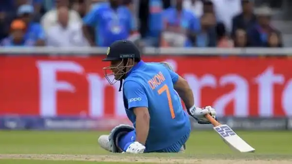 ক্রিকেট খেলোয়াড় ধোনি মাঠে বসে, ব্যাট হাতে প্রস্তুত. Channel i News - চ্যানেল আই নিউজ