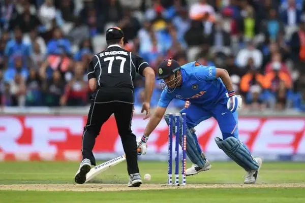ধোনি ডাইভ করতে গিয়ে বল থেকে দূরে থাকছেন, মাঠে খেলোয়াড়রা ব্যস্ত. Channel i News - চ্যানেল আই নিউজ