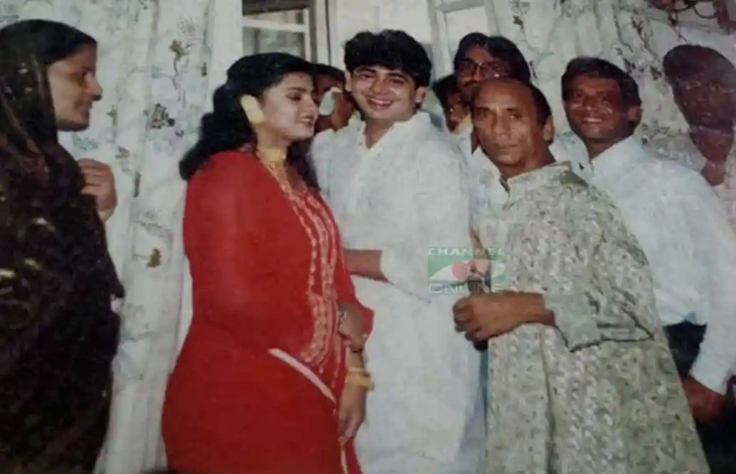 দিলদার ও তার পরিবারের সদস্যরা একত্রে হাসিমুখে ছবি তুলছেন. Channel i News - চ্যানেল আই নিউজ