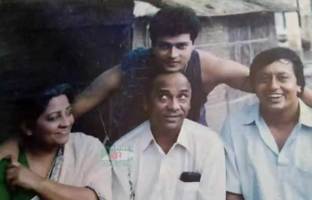 একটি পরিবারের চারজন সদস্যের হাস্যোজ্জ্বল ছবি, যেখানে সবাই একসঙ্গে দাঁড়িয়ে আছেন. Channel i News - চ্যানেল আই নিউজ