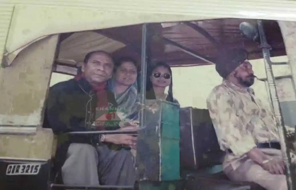 দিলদারের পরিবারের সদস্যরা রিকশায় বসে ছবি তুলছেন।. Channel i News - চ্যানেল আই নিউজ